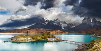 El lago Pehoe y, al fondo, las montañas Cuernos, en el parque nacional chileno de Torres del Paine.