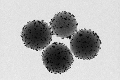Los nanorrobots, en la imagen, tienen un diámetro de 507 nanómetros (un nm es la millonésima parte de un milímetro). Cada uno de los puntitos de las esferas son partículas que pueden llevar, como nanofármacos o anticuerpos diseñados.