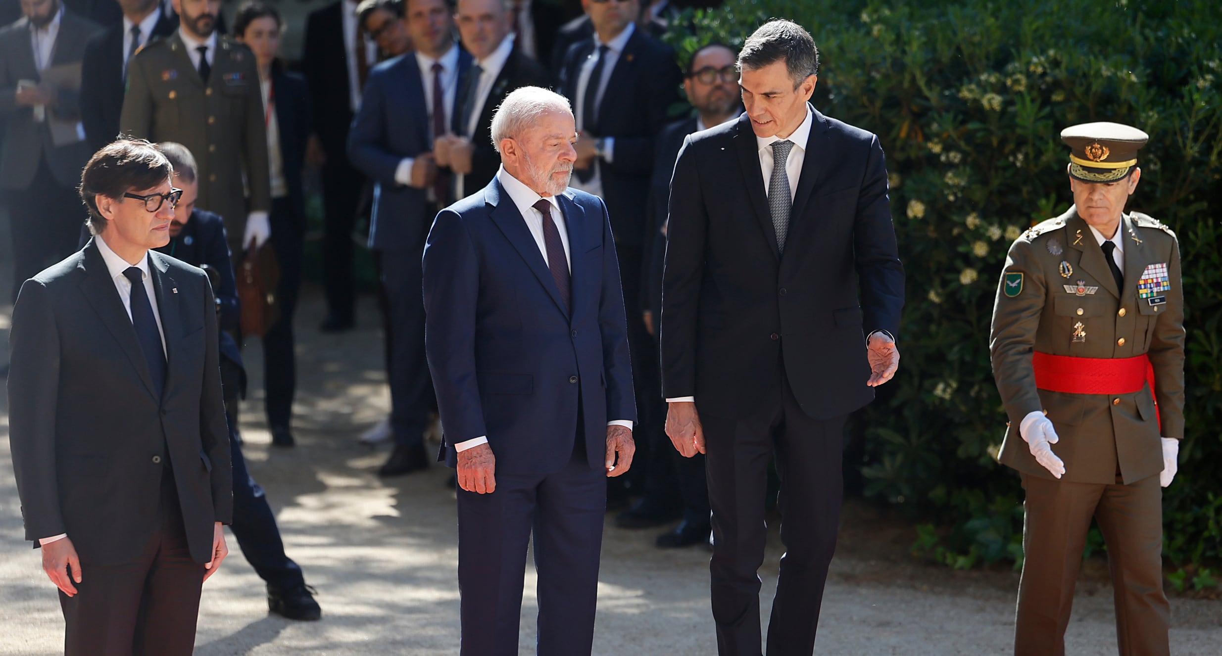 El presidente de Brasil, Luiz Inácio Lula da Silva junto al presidente español Pedro Sánchez. A la izquierda, el president Salvador Illa.