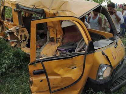 Así ha quedado el autobús escolar accidentado en Kushinagar, en el Estado indio de Uttar Pradesh.
