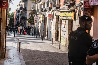 Un grupo de personas desalojadas de la casa ocupada La Quimera abandona la plaza de Nelson Mandela, en el madrileño barrio de Lavapiés.