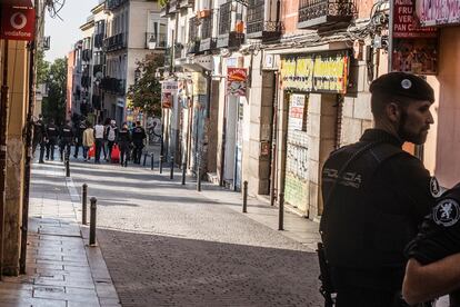 Un grupo de personas desalojadas de la casa ocupada La Quimera abandona la plaza de Nelson Mandela, en el madrileño barrio de Lavapiés.