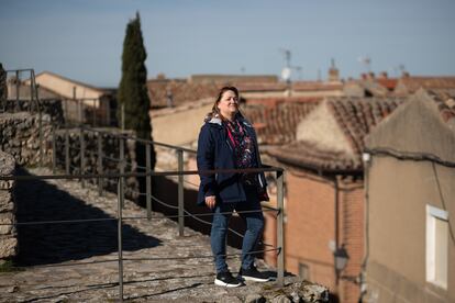 Margarita Fernández, empleada del Ayuntamiento, sobre la muralla de Urueña.