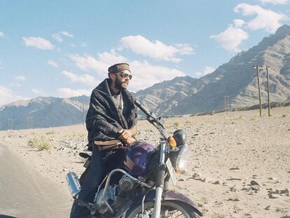 El fotógrafo argentino Federico Frangi, a lomos de la motocicleta que emplea en sus viajes.