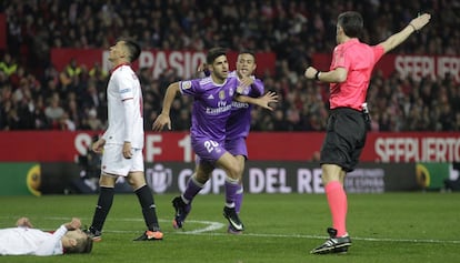 Marco Asensio, del Real Madrid, celebra después de anotar en el estadio Ramon Sánchez Pizjuan.