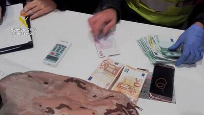 Parte del dinero en efectivo encontrado tras el registro de 17 domicilios en Sevilla y Cádiz.
