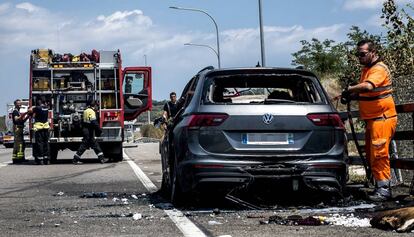 Un coche francés accidentado en la AP-7 en Girona en 2017.