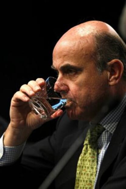 El ministro de Econom&iacute;a, Luis de Guindos, bebe agua en una foto de archivo. 