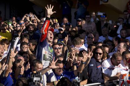 Lorenzo celebra su tercer Mundial en Cheste.