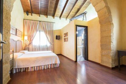 Habitaci&oacute;n de La Casona de Calder&oacute;n, en Osuna (Sevilla). 