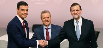 Pedro Sánchez junto a Manuel Campo Vidal y Mariano Rajoy.