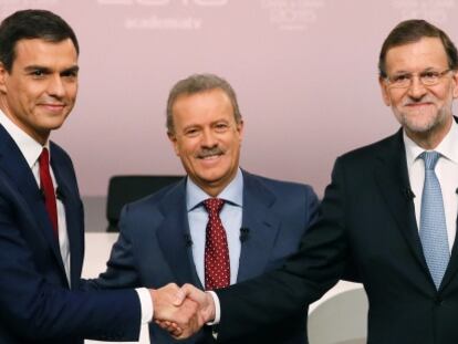 Pedro Sánchez junto a Manuel Campo Vidal y Mariano Rajoy.