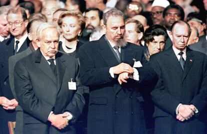 Fidel Castro, entre el duque de Luxemburgo y el príncipe Raniero de Mónaco, en el entierro del expresidente francés François Mitterrand celebrado en la catedral de Notre Dame París en 1996.