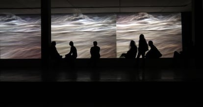 Vista de la instalación del vídeo Treno (2007), de Clemencia Echeverri. 