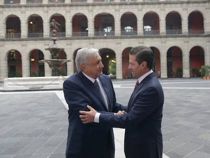 López Obrador saluda a Peña Nieto en Palacio Nacional. 