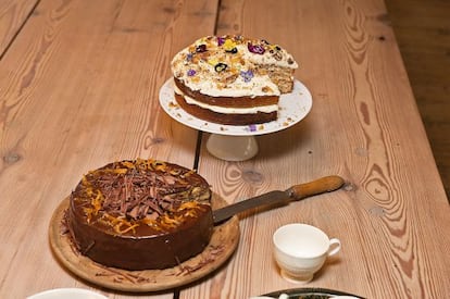 Dos tartas cocinadas por Jamie Oliver. La que está decorada con flores es un bizcocho de jengibre, y la otra, de chocolate.