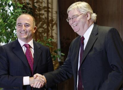 Sebastián (izquierda) saluda a Reilly durante el encuentro  en Madrid.