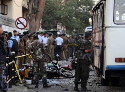 La policía inspecciona el lugar donde se ha producido el atentado suicida en Colombo.