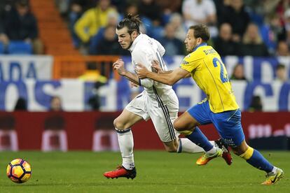 Gareth Bale disputa un balón con el jugador de Las Palmas, Dani Castellano.