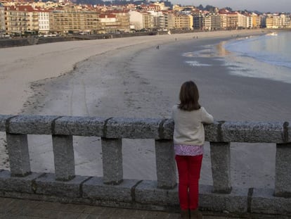 Una niña observa la playa de Silgar, en Sanxenxo (Pontevedra).