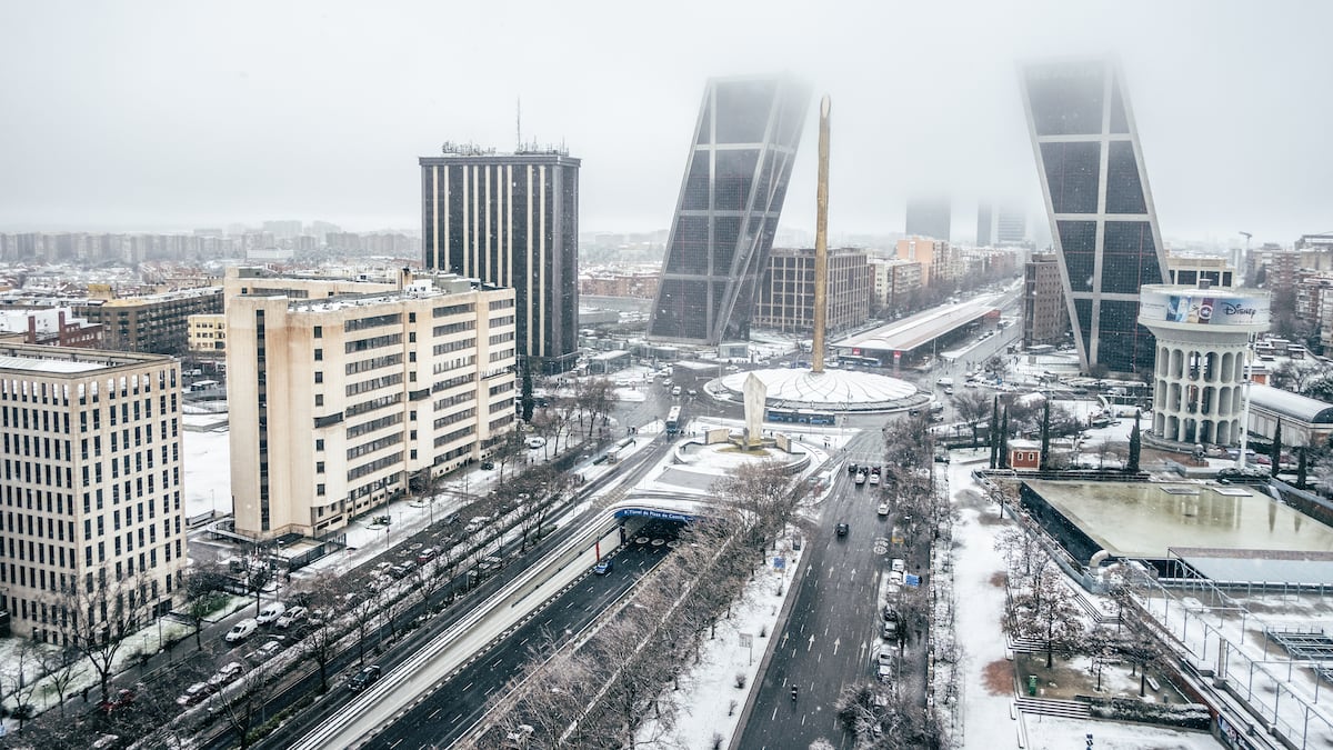 El temporal provoca suspensiones y demoras en la red ferroviaria, retrasos de vuelos y el cierre de una pista de Barajas | Todas las comunidades autónomas, salvo Navarra y Canarias, tienen aviso por nieve, lluvia o viento