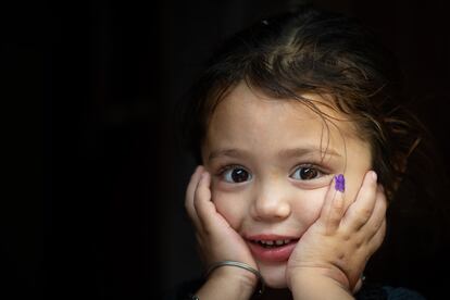 Gul-e-Rukh, de cuatro años, posa mostrando su dedo marcado que indica que ha sido vacunada contra la polio, en Karachi, Pakistán.