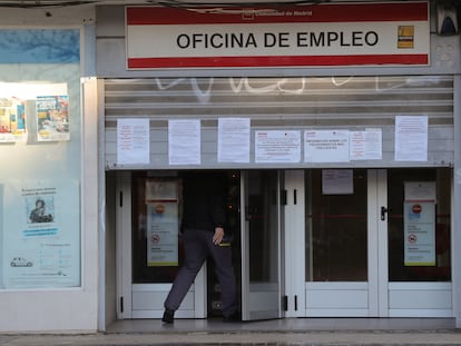 Un hombre entra en una oficina de empleo de Madrid.