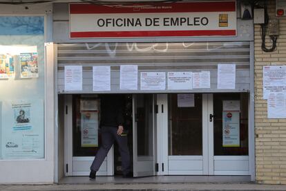 Un hombre entra en una oficina de empleo de Madrid.