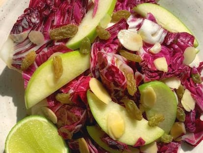 Ensalada de achicoria roja con manzana encurtida