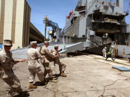 Desembarco, el 9 de abril, de material militar de EE UU para las maniobras en el puerto de Agadir (Marruecos).