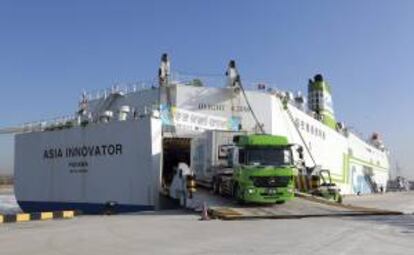 Un camión sale del barco Asia Innovator a su llegada al puerto de Gyeong en Incheon (Corea del Sur). EFE/Archivo