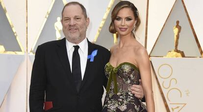 Harvey Weinstein y Georgina Chapman en los Oscar de febrero de 2017.