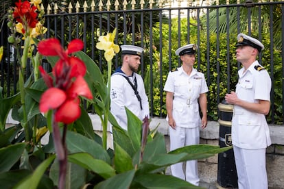 Marineros Británicos esperando para entrar a celebrar el cumpleaños del Rey en la Casa del Gobernador, Gibraltar. 