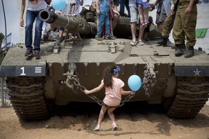Niños israelíes juegan sobre un tanque exhibido por las fuerzas militares israelíes por la celebración del Día de la Independencia, en Givatayim, cerca de Tel Aviv (Israel).