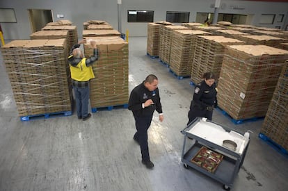 Agentes alfandegários e tributários dos EUA examinam carregamento de morangos em Tijuana (México).