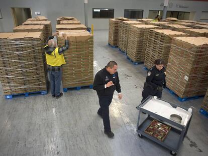 Agentes alfandegários e tributários dos EUA examinam carregamento de morangos em Tijuana (México).