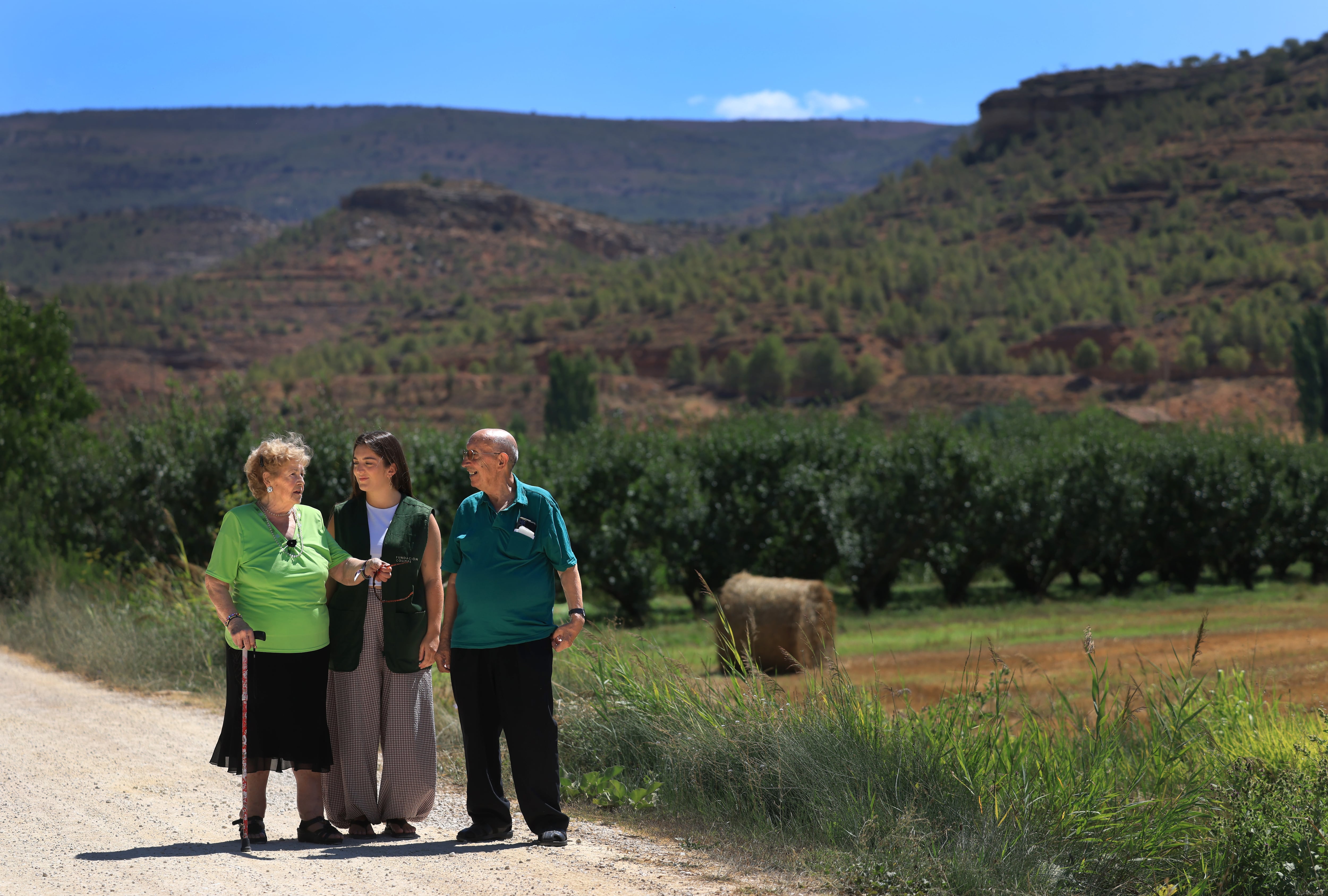 Elena Laguía junto a Carmen Rubio, de 87 años y Lucio Argilés de 78,  en Ademuz, Valencia. 

