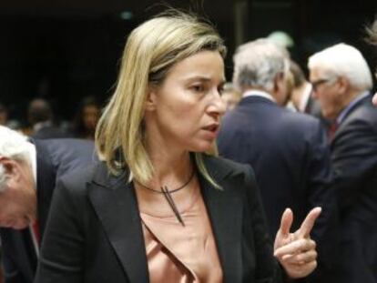 L'alta representant europea per la Política Exterior, Federica Mogherini, parla amb el ministre d'Exteriors lituà, Linas Linkevicius, a Brussel·les.