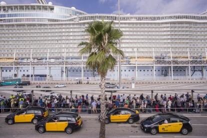El ‘Oasis of the Seas’, ayer a su llegada al puerto de Barcelona.