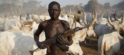 Un hombre de la tribu dinka porta un rifle AK-47 en Sud&aacute;n del Sur.