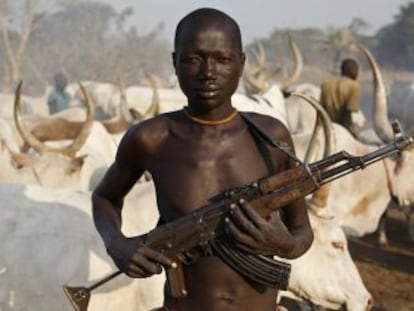 Un hombre de la tribu dinka porta un rifle AK-47 en Sud&aacute;n del Sur.