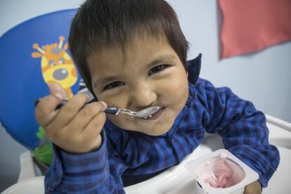 Entre otras actividades, en la sala maternal los niños toman la merienda. Hoy toca yogur.