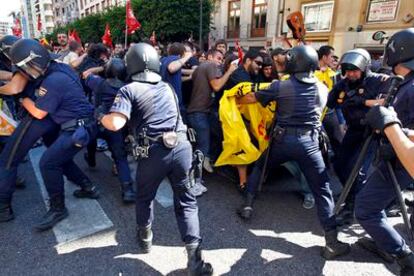 Los policías antidisturbios cargan contra un grupo de jóvenes en el centro de Valencia.