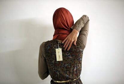 Una modelo se prepara para una sesión fotográfica de moda que ofrece artículos de ropa conservadora, en Estambul.