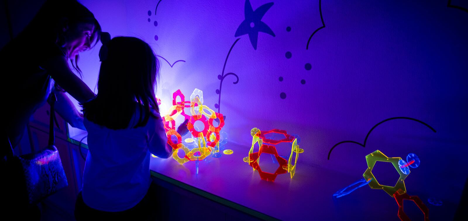 Tu hija es bienvenida en el museo y puede tocar las cosas: los centros se ponen a la altura de los niños para dirigir su atención hacia el arte
