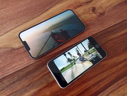 El iPhone 13 Pro Max (arriba) comparado con el nuevo iPhone SE (abajo).