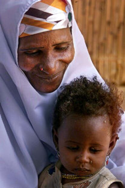 La nigeriana condenada a muerte por adulterio Safiya Hussaini y su hija Adama.