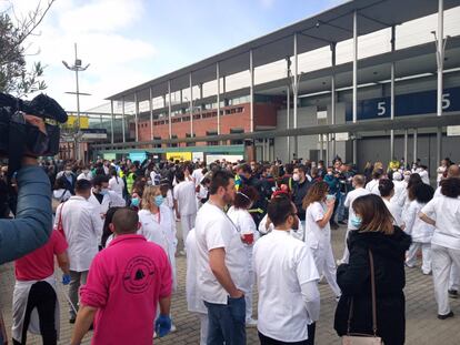 Asistentes al acto de clausura del hospital temporal de Ifema, este viernes en Madrid.