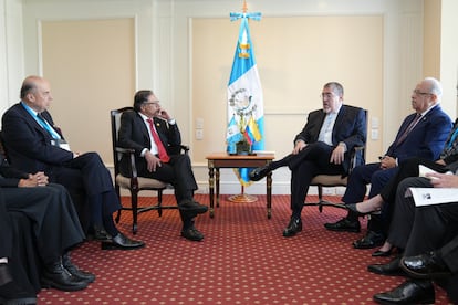 Gustavo Petro, mientras se reúne con el presidente electo de Guatemala, Bernardo Arévalo, en Ciudad de Guatemala (Guatemala).
