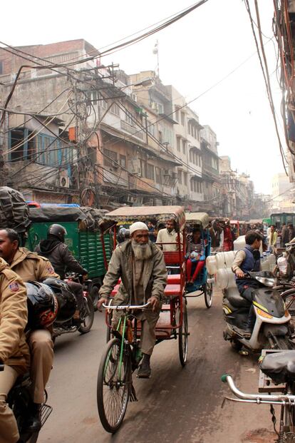 Caos en el centro de Nueva Delhi; capital de un país en el que hay 36 millones de hombres más que de mujeres. 